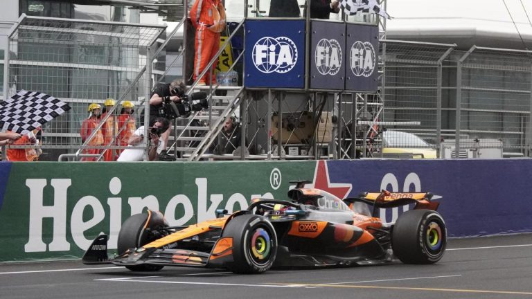 Piastri se lleva la victoria en China con doblete incontestable de McLaren