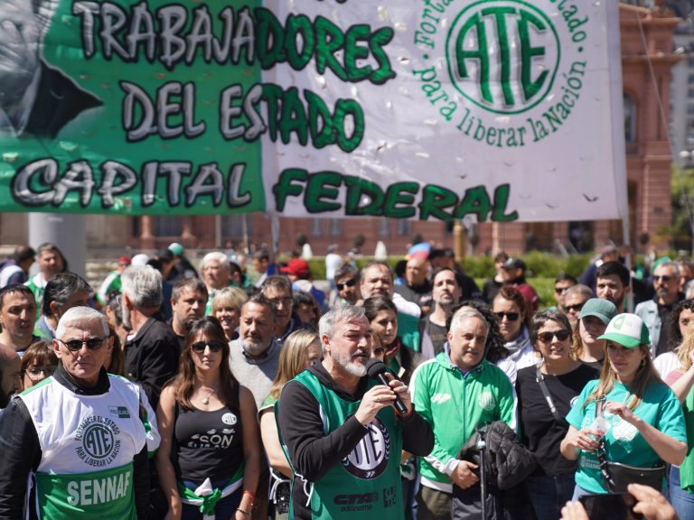Alertan que por una medida del Gobierno los funcionarios con mayor "motosierra" se beneficiarán con aumentos en sus sueldos