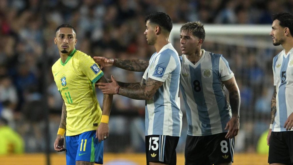 Argentina golea a Brasil y se ceba con Raphinha