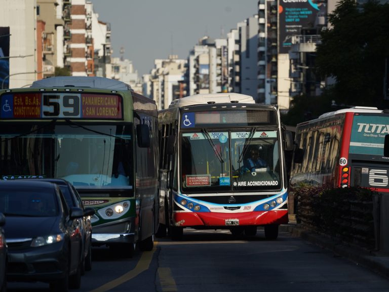 La UTA amenaza con un paro de colectivos para este viernes 28 de marzo y el Gobierno busca destrabar el conflicto