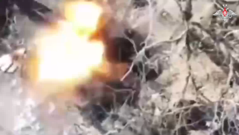 VIDEO: Un dron ruso incendia una posición camuflada ucraniana