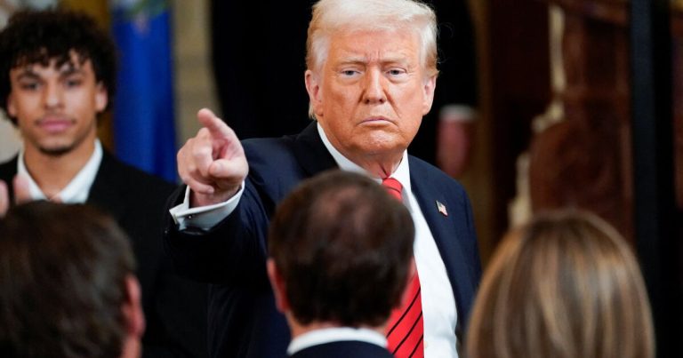 Trump exige cumplimiento de su decreto de diversidad a empresas francesas