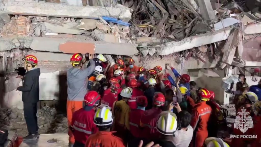 VIDEO: Rescatan a una mujer que pasó 2 días bajo escombros en Myanmar