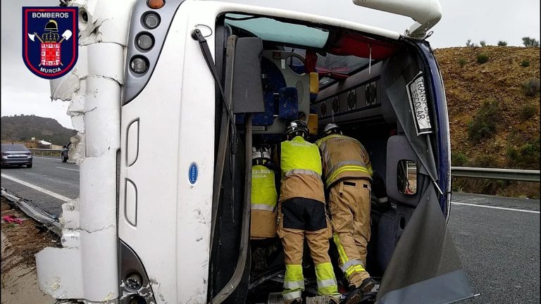 20 heridos, cinco de ellos graves, al volcar un autobús con viajeros del Imserso en la A-7 en Murcia
