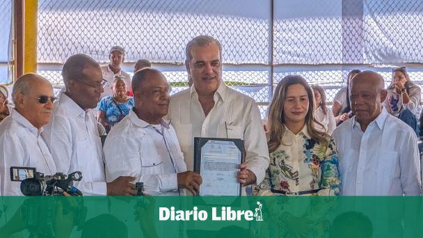 Abinader entrega 819 títulos de propiedad en Esperanza