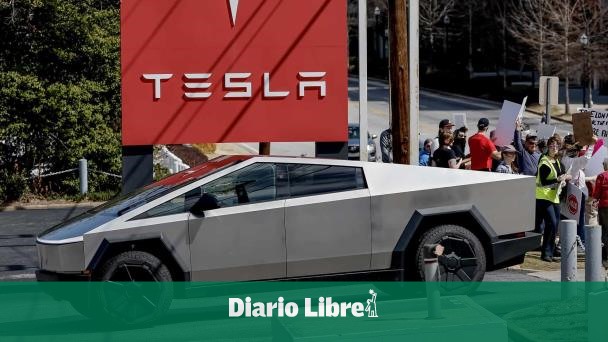 Acciones de Tesla caen más del 15 %