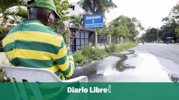 Agua corre por calle del residencial Carmen Renata