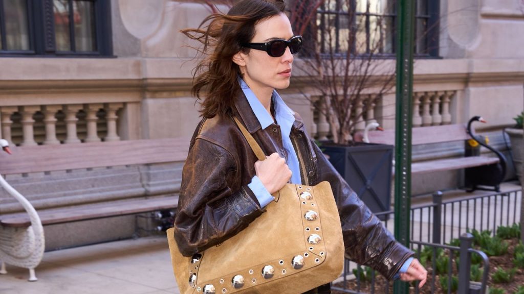 Alexa Chung ha combinado el bolso más boho de la temporada con vaqueros y camisa clásica