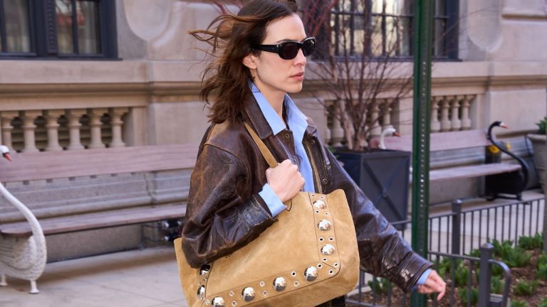 Alexa Chung ha combinado el bolso más boho de la temporada con vaqueros y camisa clásica