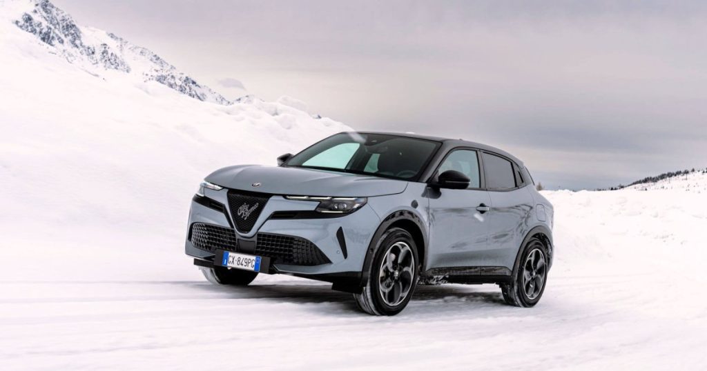 Alfa Romeo Junior Ibrida Q4: Revolución Automotriz