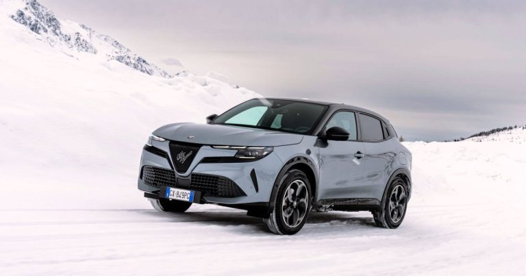 Alfa Romeo Junior Ibrida Q4: Revolución Automotriz