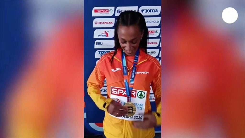 Ana Peleteiro enseña su medalla en MARCA: "La medalla mundial es la espinita que me queda"