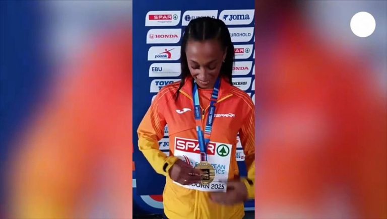 Ana Peleteiro enseña su medalla en MARCA: "La medalla mundial es la espinita que me queda"