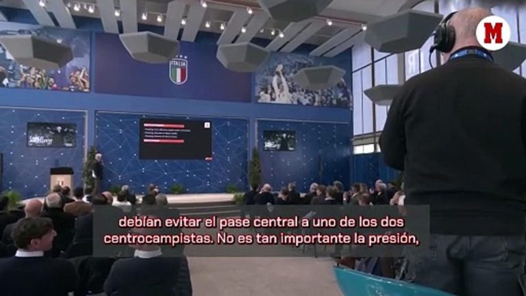 Ancelotti, feliz con su trofeo de mejor entrenador del año