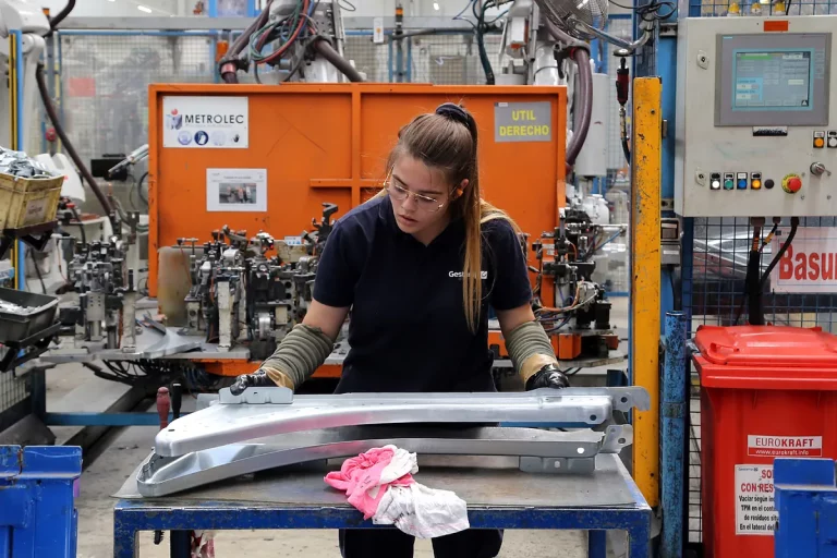Así impacta la subida del SMI: Un tercio de las empresas frena contrataciones o despide