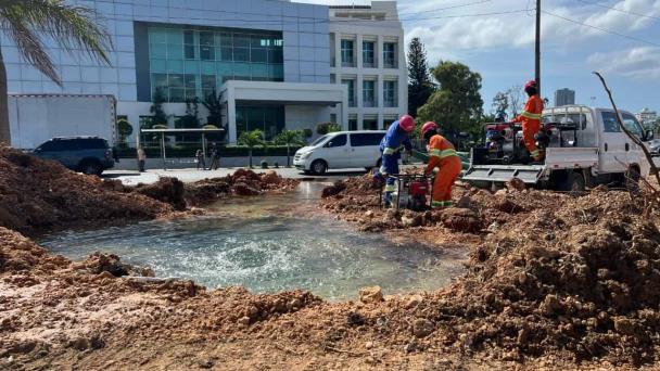 Avería deja sin agua a sectores de la avenida Independendecia