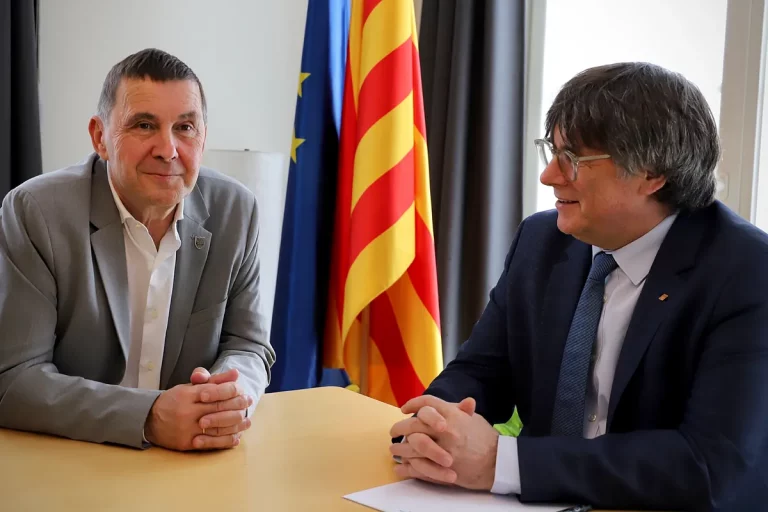 Arnaldo Otegi y Carles Puigdemont.
