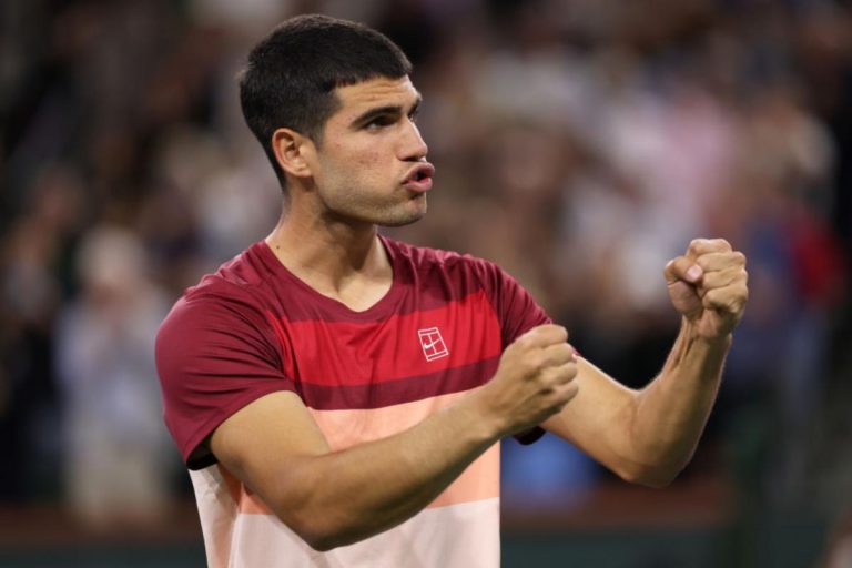 Carlos Alcaraz sigue ganando en Indian Wells 731 días después: cede dos juegos ante Dimitrov y a cuartos