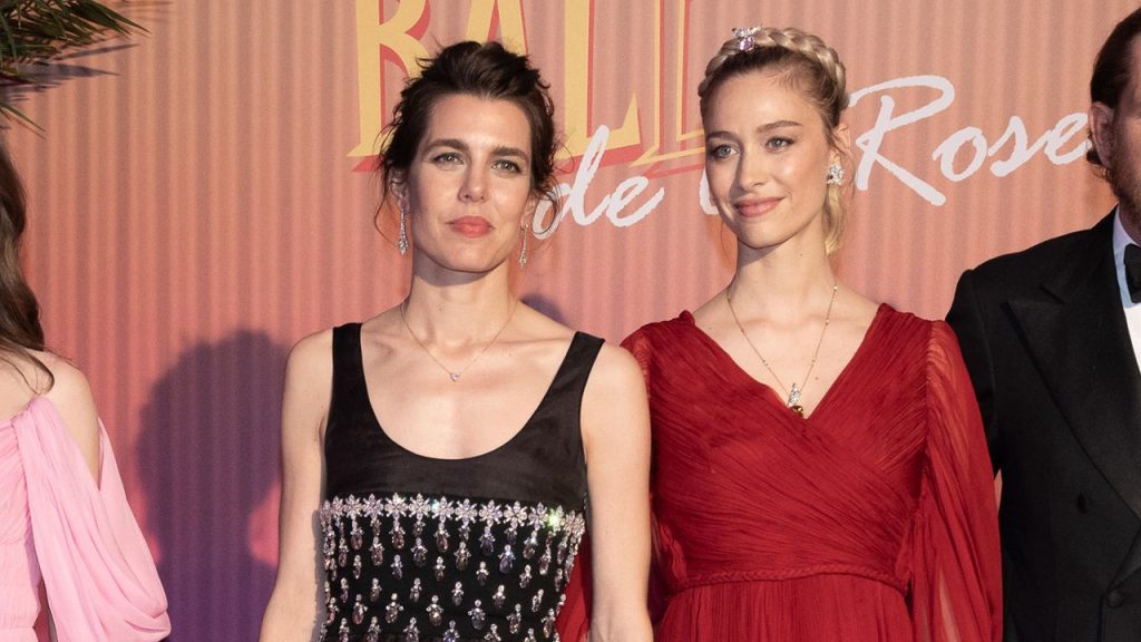 Carlota Casiraghi con uñas granate en el Baile de la Rosa 2025