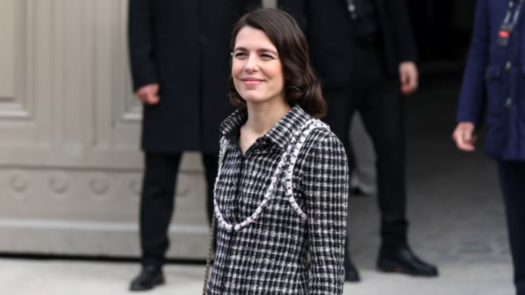 Carlota Casiraghi luce un diseño acampanado de Chanel durante el cierre de Paris Fashion Week 2025