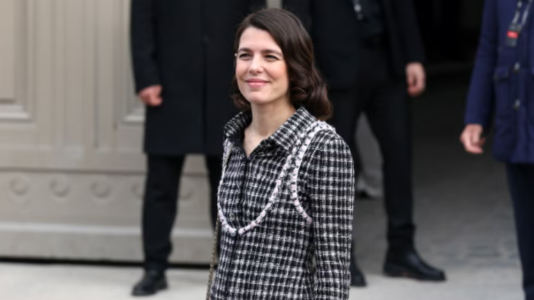 Carlota Casiraghi luce un diseño acampanado de Chanel durante el cierre de Paris Fashion Week 2025