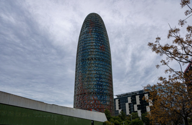 Conoce la torre Glòries y su vista privilegiada del skyline de Barcelona • Actualidad • Forbes México