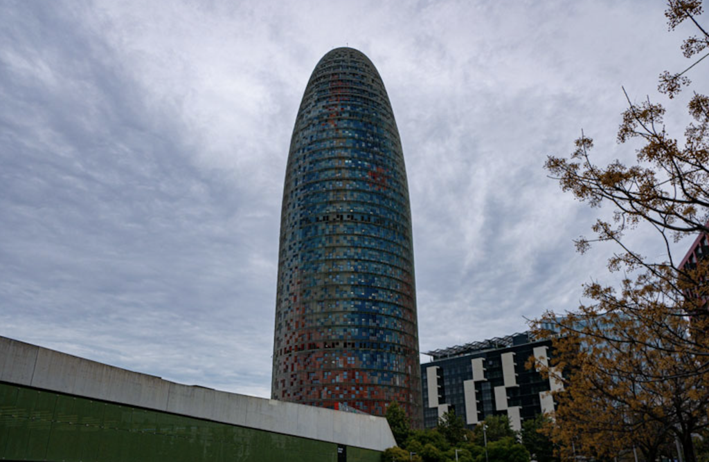 Conoce la torre Glòries y su vista privilegiada del skyline de Barcelona • Actualidad • Forbes México