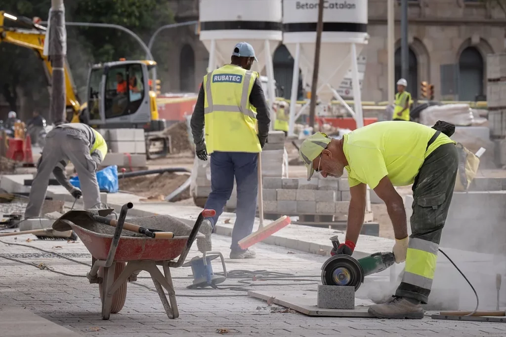 Cuánto se cobra en cada comunidad autónoma y en los distintos sectores: diferencias de hasta 1.000 y 3.500 euros al mes