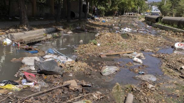 Desborde de cloaca afecta a residentes en Las Buenaventuranzas