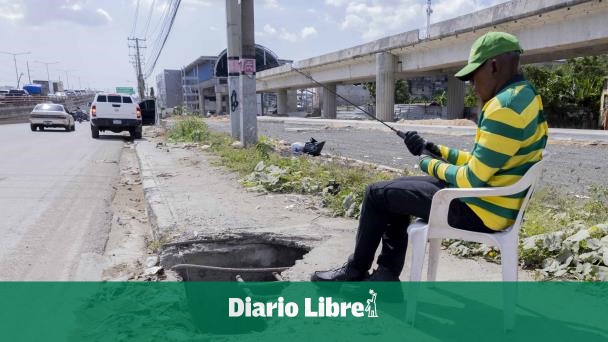 Descuido en la autopista Duarte por hoyo en acera