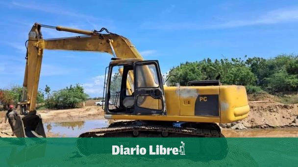 Detienen retroexcavadora sin permisos ambientales en Montecristi