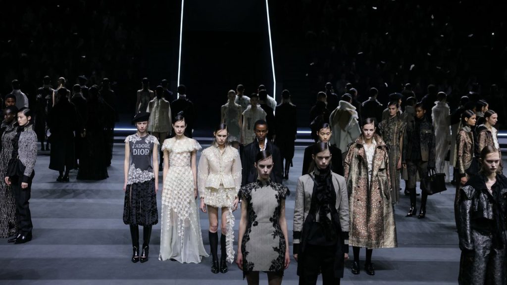 Dior juega con la fluidez de género en su último desfile a través de la figura de Orlando