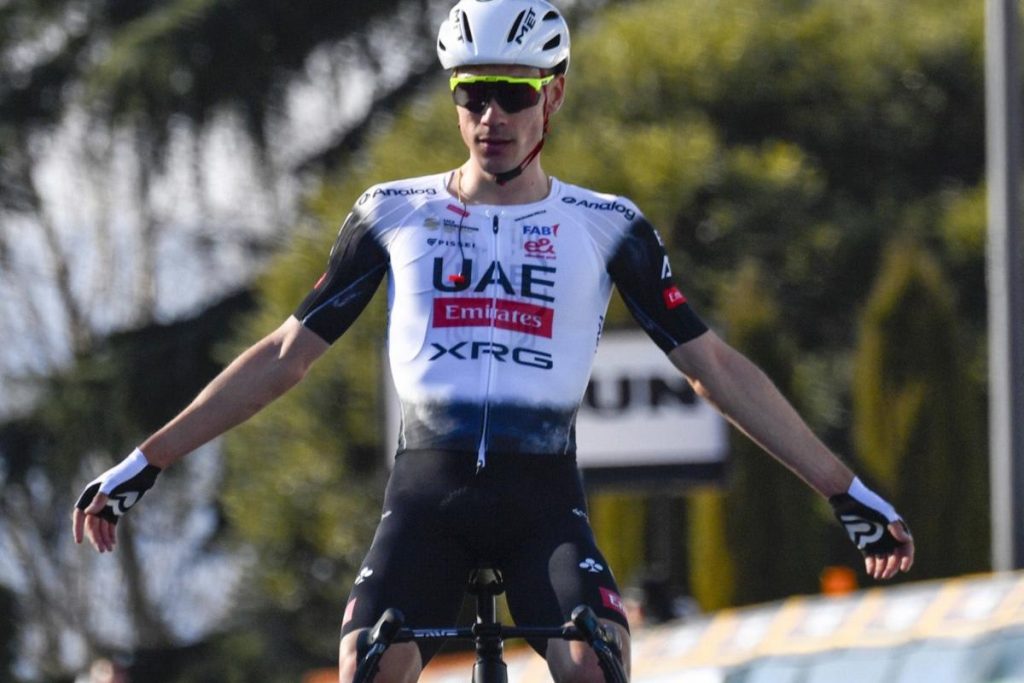 Doblete para Ayuso: el español, vigilado por todos, vence tras varios ataques en el Trofeo Laigueglia