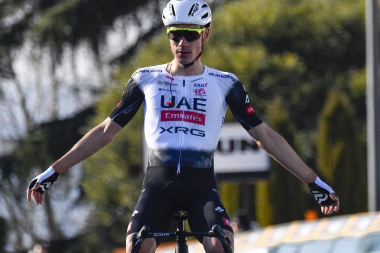 Doblete para Ayuso: el español, vigilado por todos, vence tras varios ataques en el Trofeo Laigueglia