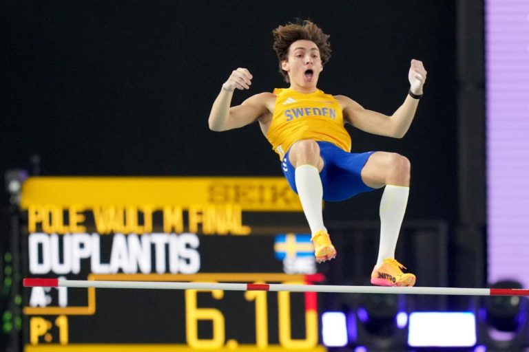 Duplantis se pone a 100 y gana otro oro en la pértiga ante un combativo Karalis