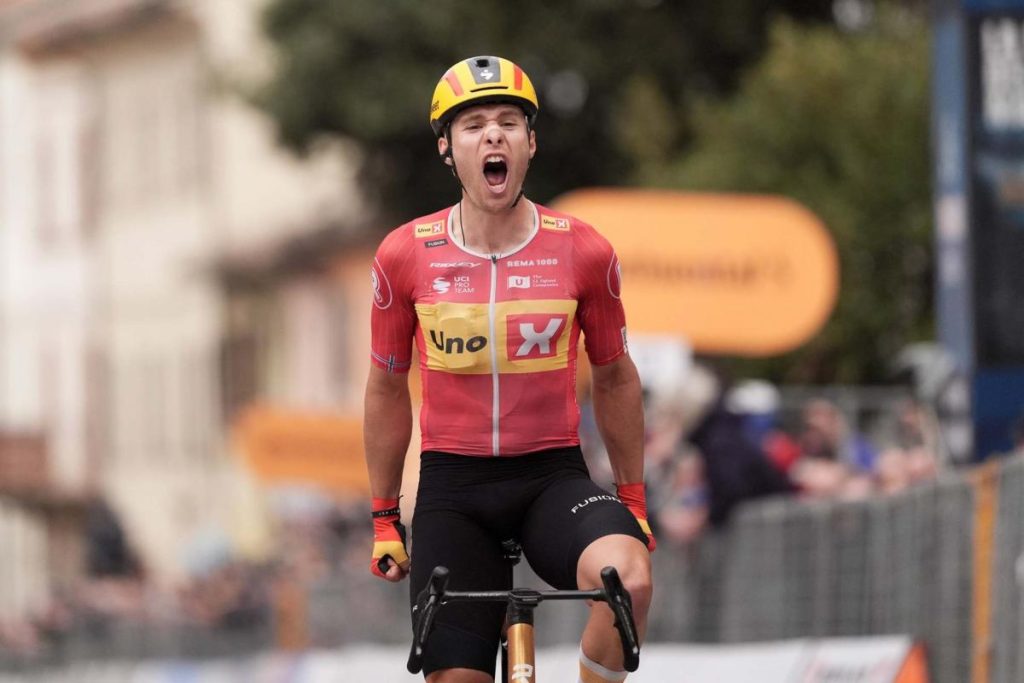 Dversnes firma la exhibición de su vida antes de la batalla final de la Tirreno
