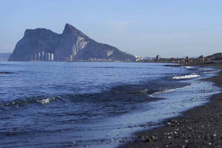 El Ministerio de Asuntos Exteriores formula una protesta formal ante el Reino Unido por unas maniobras militares en Gibraltar