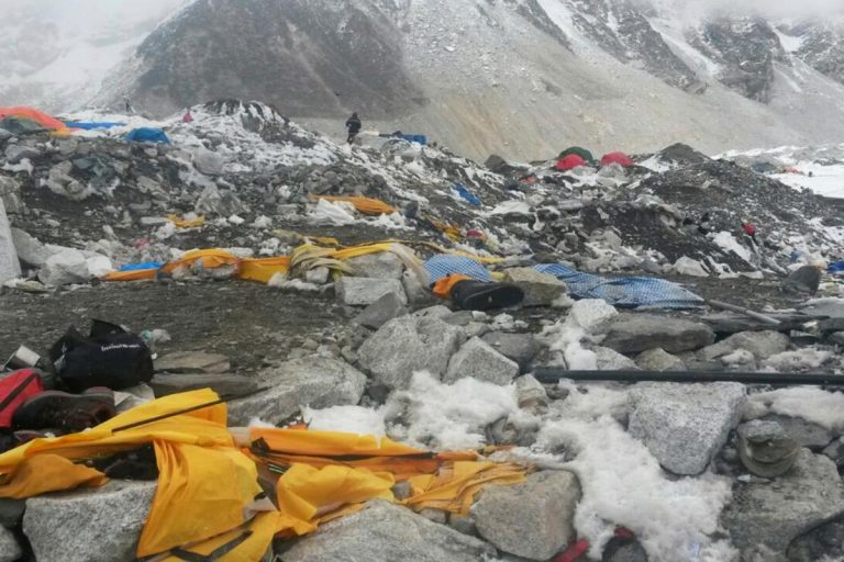El basurero del Everest abre sus puertas una temporada más