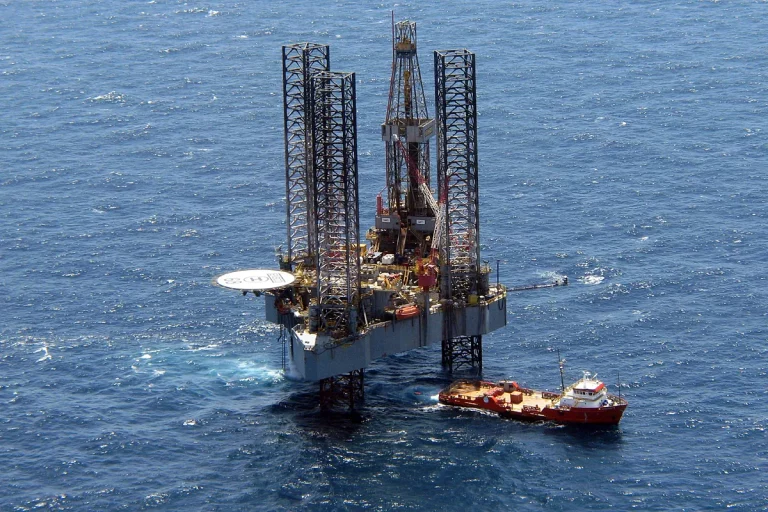 El cerco de Trump a Venezuela atrapa a Repsol con 500 millones