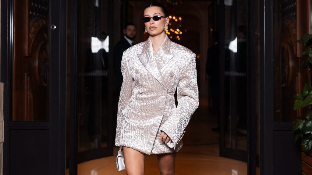 El día que Hailey Bieber se inspiró en Cindy Crawford en los 90 para vestir muy bien (y en tendencia)