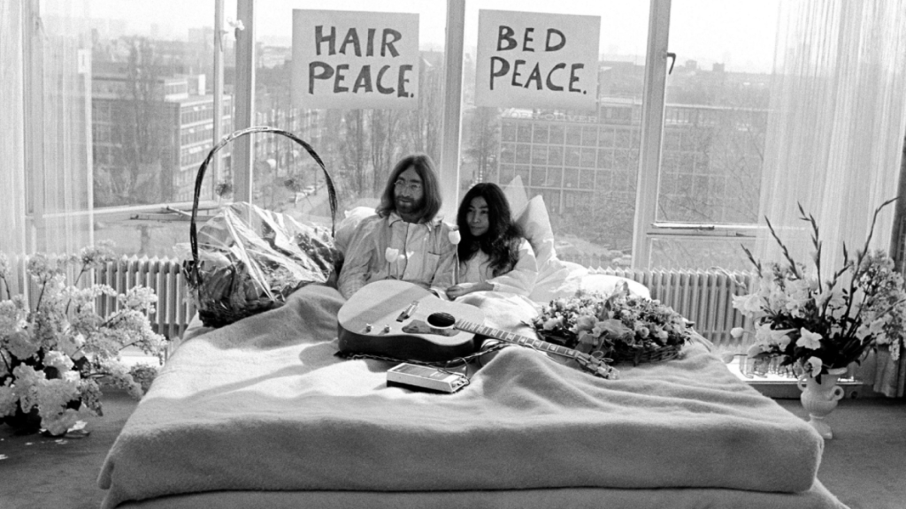 El memorable e irreverente vestido de novia que usó Yoko Ono hace 56 años