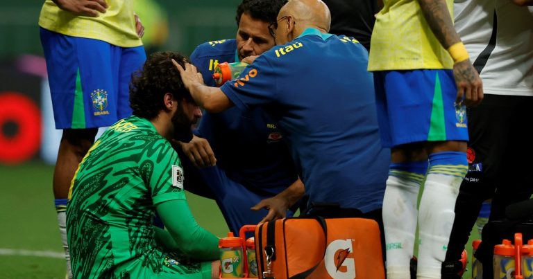 El mensaje de Alisson tras el golpe que sufrió ante Colombia :: Olé