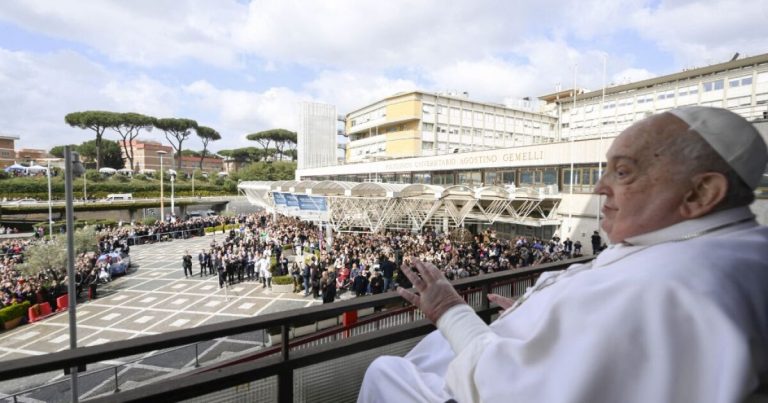 El papa Francisco regresa al Vaticano tras cinco semanas en el hospital