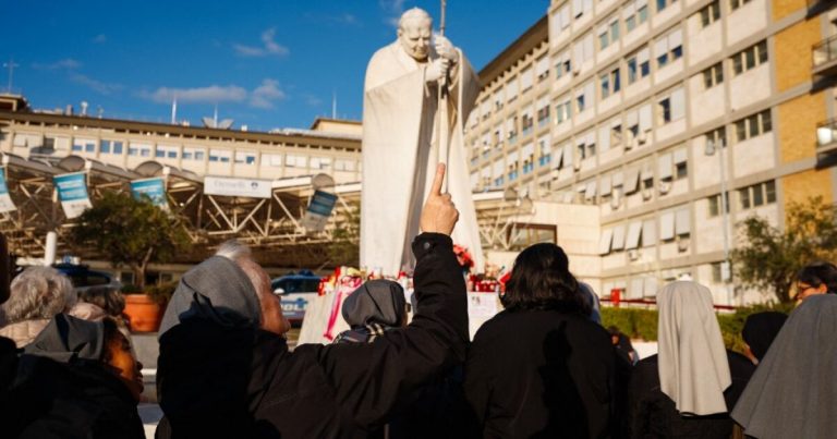 El papa Francisco se encuentra estable y agradece las oraciones de los fieles