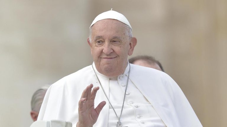 El papa se mantiene “estable” tras las últimas crisis respiratorias