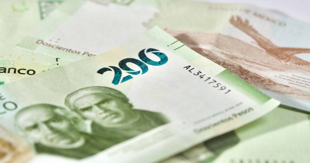 El peso cae en operaciones internacionales tras anuncio de aranceles de Trump