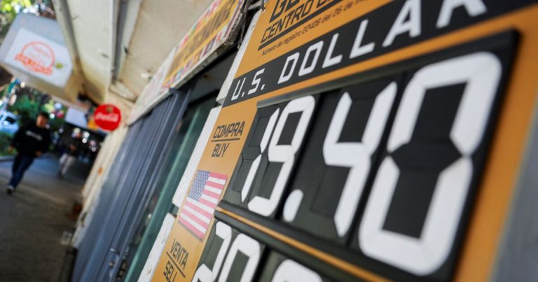 El peso mexicano se ve impulsado hoy por prórroga a los aranceles