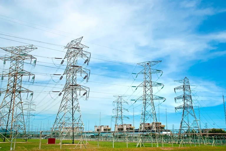 El precio de la luz se desploma este domingo hasta su valor más bajo desde junio de 2024