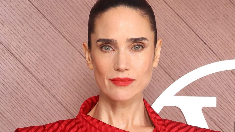 El regreso de la mujer con los ojos verdes más bonitos (del cine) y las sandalias más especiales de la primavera