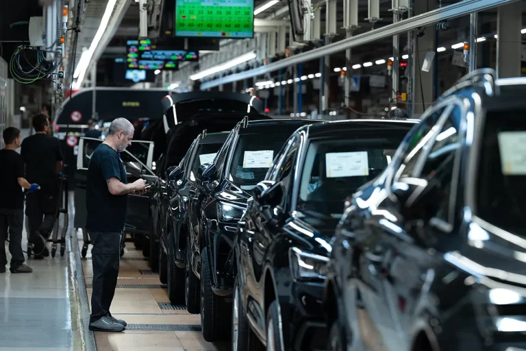 El sector manufacturero se contrae por primera vez en un año ante la amenaza de los aranceles